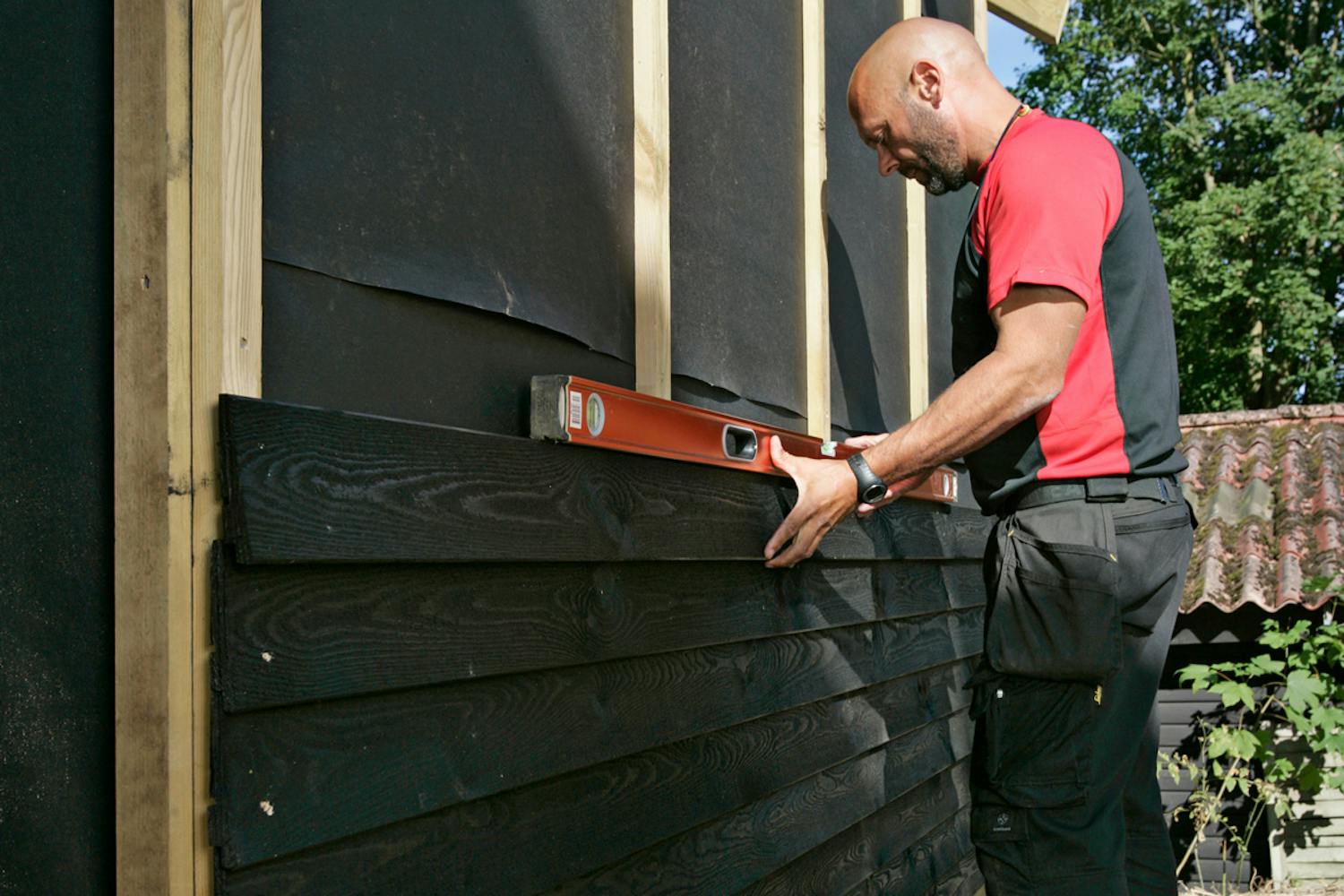 Trä eller fibercement? Kemiskt impregnerat eller impregnerat av naturen? Liggande eller stående panel? Det finns många alternativ till fasaden. Trä eller fibercement? Kemiskt impregnerat eller impregnerat av naturen? Liggande eller stående panel? Det finns många alternativ till fasaden.